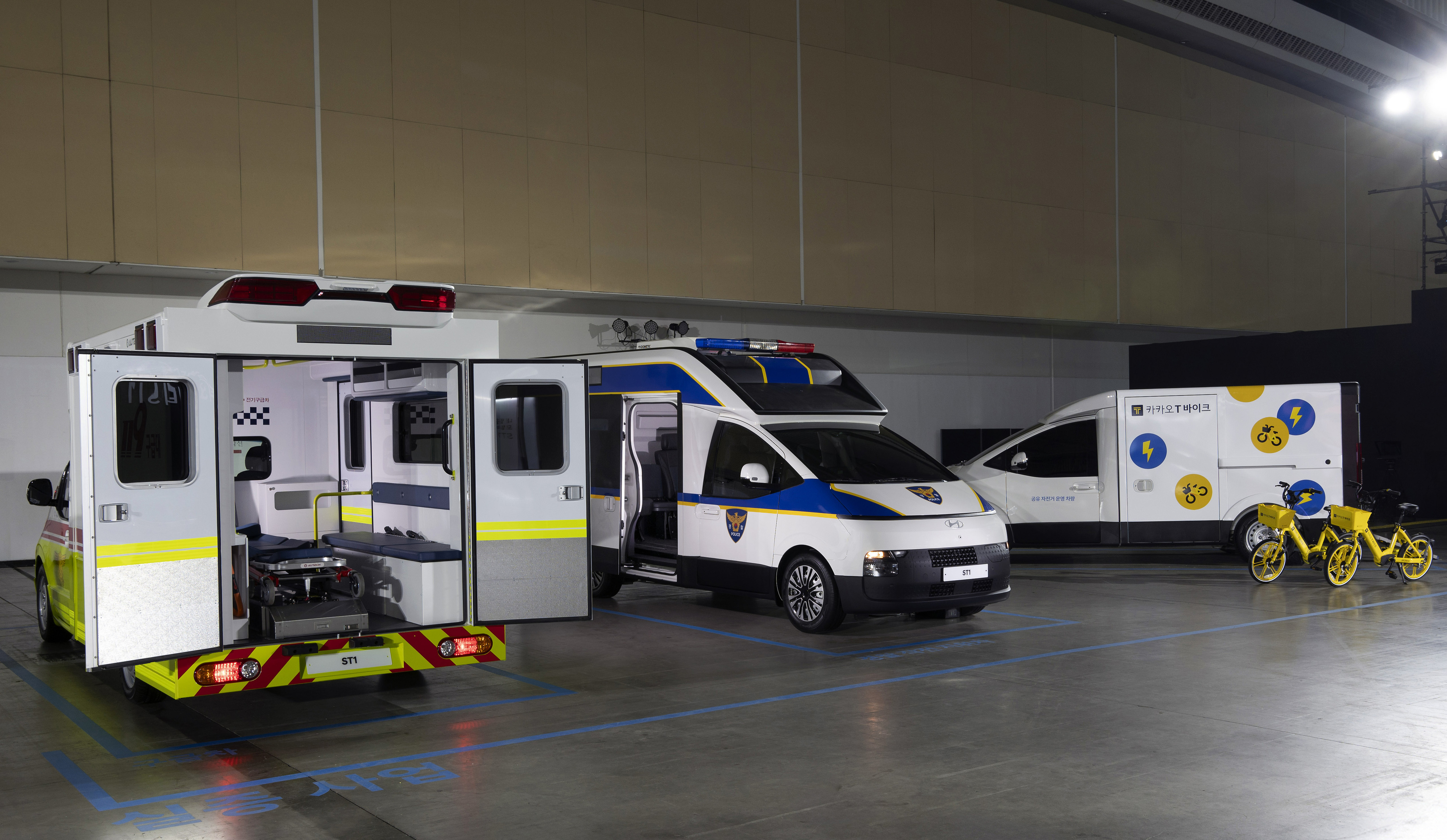 전시장에 ST1의 응용 모델인 응급 구조차(왼쪽)와 경찰 작전차의 콘셉트 모델,  현대차 제공