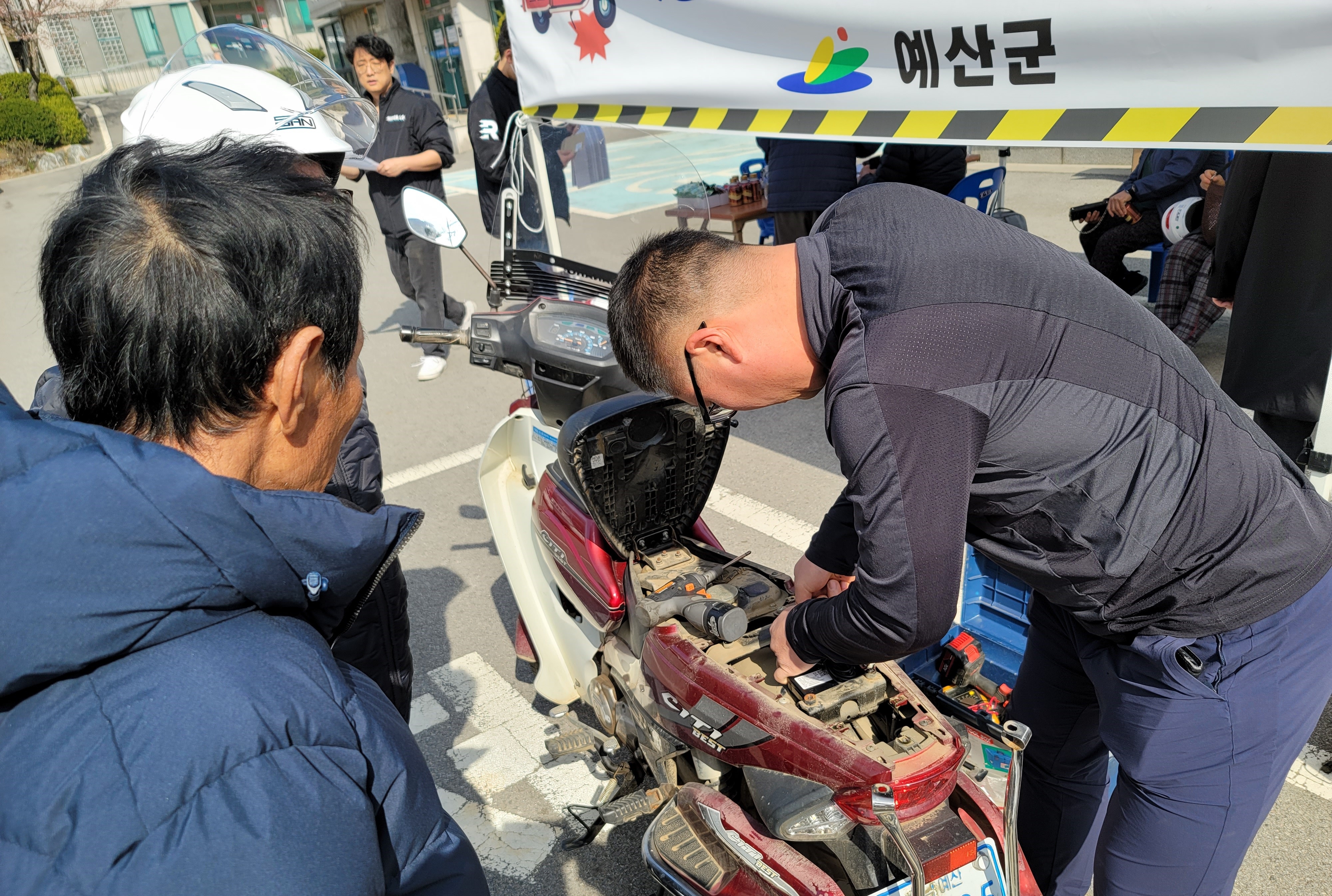 한국교통안전공단(TS)은 예산군청·소방서·경찰서와 협업해 고령운전자 이륜차 250대에 사고자동신고 시스템을 도입했다. 한국교통안전공단 제공