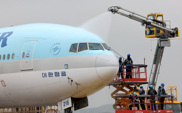 25일 인천국제공항 대한항공 항공기 정비고에서 관계자들이 777-300ER 항공기 동체를 세척하고 있다. 2024.4.25  연합뉴스