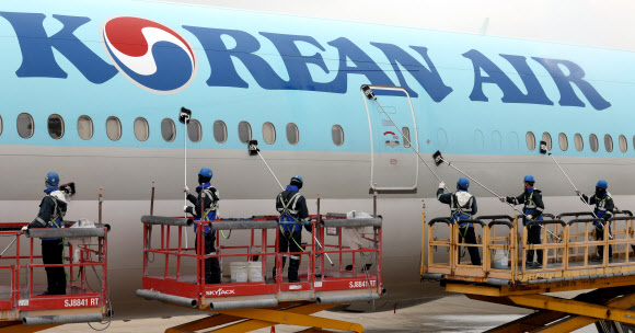 25일 인천국제공항 대한항공 항공기 정비고에서 관계자들이 777-300ER 항공기를 세척하고 있다. 2024.4.25  공동취재