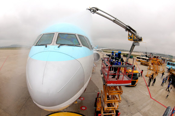 25일 인천국제공항 대한항공 항공기 정비고에서 관계자들이 777-300ER 항공기를 세척하고 있다. 2024.4.25  공동취재
