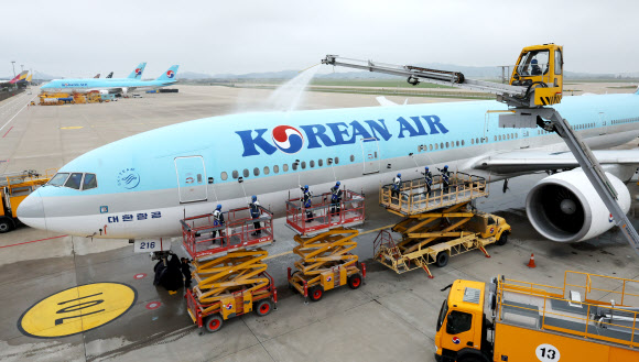 25일 인천국제공항 대한항공 항공기 정비고에서 관계자들이 777-300ER 항공기를 세척하고 있다. 2024.4.25  공동취재