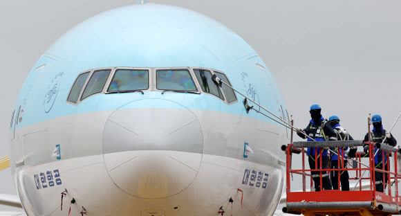 25일 인천국제공항 대한항공 항공기 정비고에서 관계자들이 777-300ER 항공기를 세척하고 있다. 2024.4.25  연합뉴스