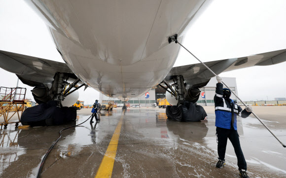 25일 인천국제공항 대한항공 항공기 정비고에서 관계자들이 777-300ER 항공기를 세척하고 있다. 2024.4.25  연합뉴스
