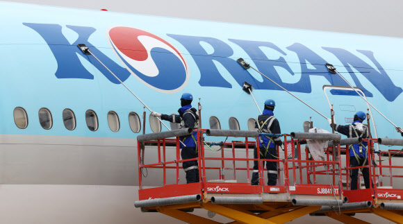 25일 인천국제공항 대한항공 항공기 정비고에서 관계자들이 777-300ER 항공기를 세척하고 있다. 2024.4.25  연합뉴스