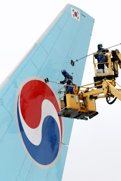 25일 인천국제공항 대한항공 항공기 정비고에서 관계자들이 777-300ER 항공기를 세척하고 있다. 2024.4.25  연합뉴스
