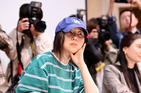 민희진 어도어 대표가 25일 오후 서울 서초구 한국컨퍼런스센터 열린 입장 발표 기자회견에 참석하고 있다. 2024.4.25  연합뉴스