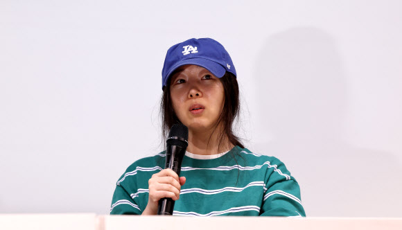 민희진 어도어 대표가 25일 오후 서울 서초구 한국컨퍼런스센터에서 입장 발표 기자회견을 갖고 있다. 2024.4.25  연합뉴스