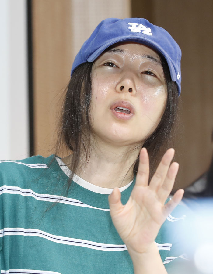 그룹 뉴진스의 소속사 어도어 민희진 대표가 25일 서울 서초구 한국컨퍼런스센터에서 하이브 경영권 탈취 시도와 관련한 배임 의혹에 긴급기자회견을 열었다. 민 대표가 많은 플래시 세례에 기자회견을 잠시 중단하고 있다. 2024.4.25 뉴스1