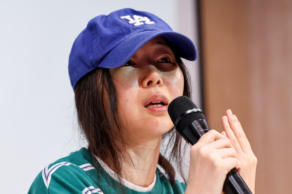 민희진 어도어 대표가 25일 오후 서울 서초구 한국컨퍼런스센터에서 입장 발표 기자회견을 갖고 있다. 2024.4.25  연합뉴스