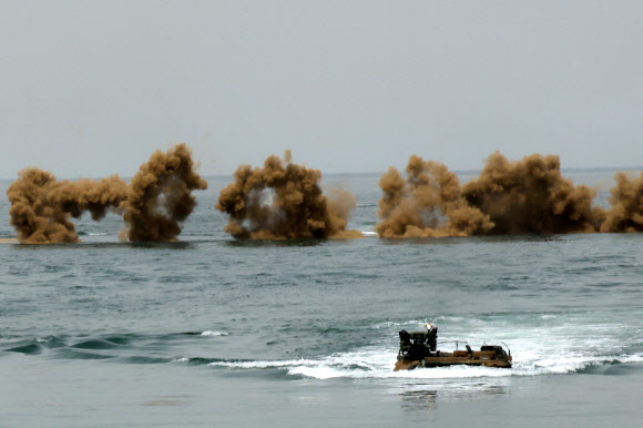 25일 경북 포항 한 해안에서 해병대와 해군, 육군, 공군 등이 한국형 상륙돌격장갑차(KAAV)와 대형수송함(LPH), 상륙함, 헬기, 수송기 등을 동원해 대규모 합동상륙훈련을 하고 있다. 2024.4.25  연합뉴스