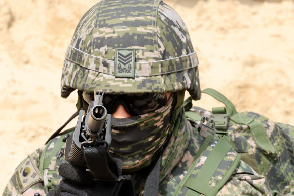 25일 경북 포항 한 해안에서 해병대원이 장갑차를 타고 해안에 상륙한 뒤 총을 들고 주변을 경계하고 있다. 해병대와 해군, 육군, 공군 등은 지난 17일부터 한국형 상륙돌격장갑차(KAAV)와 대형수송함(LPH), 상륙함, 헬기, 수송기 등을 동원해 대규모 합동상륙훈련을 하고 있다. 2024.4.25  연합뉴스