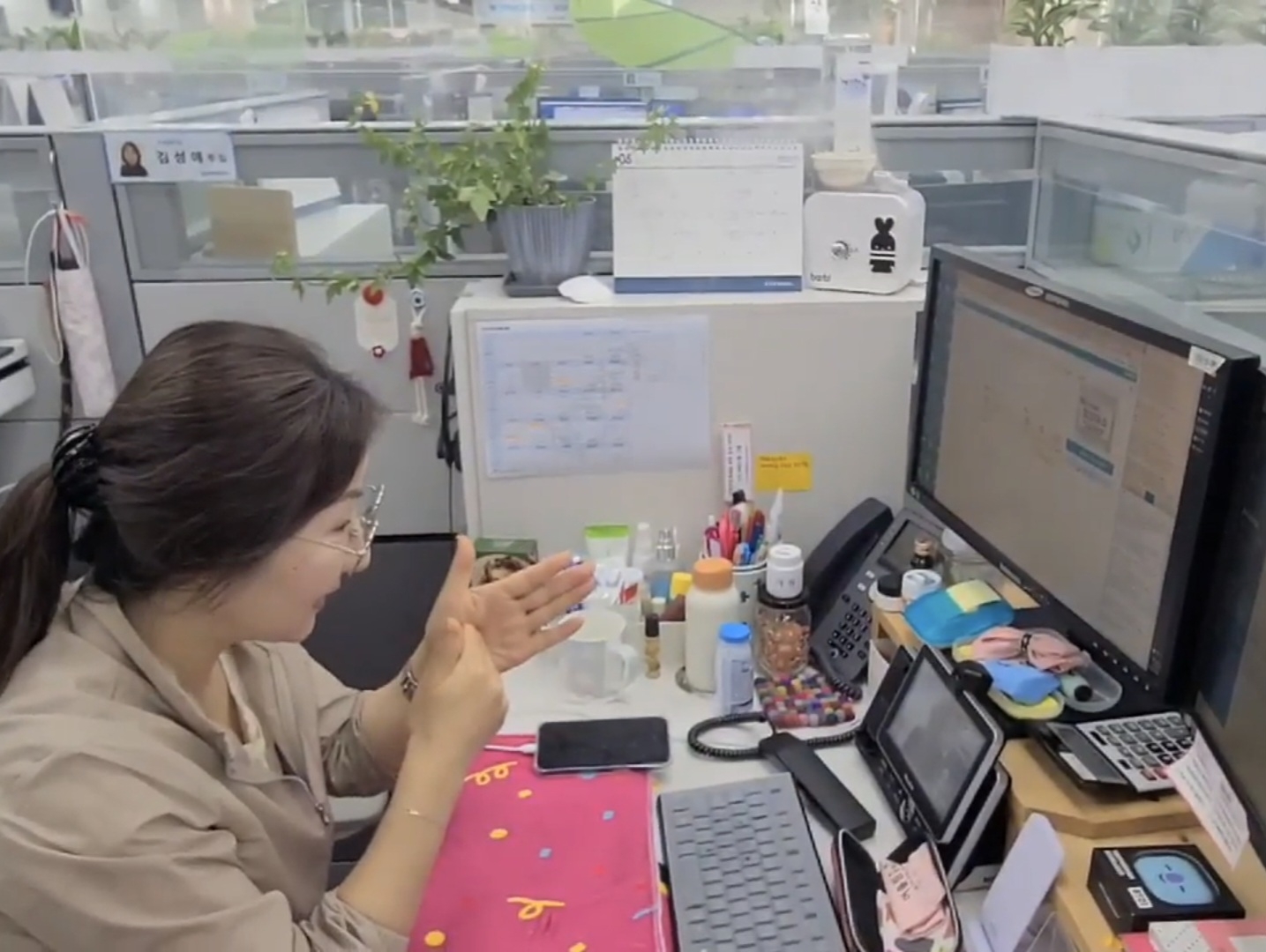 김성애씨가 삼성화재 콜센터에서 고객과 영상통화를 하며 수어로 상담하는 모습. 김성애씨 제공
