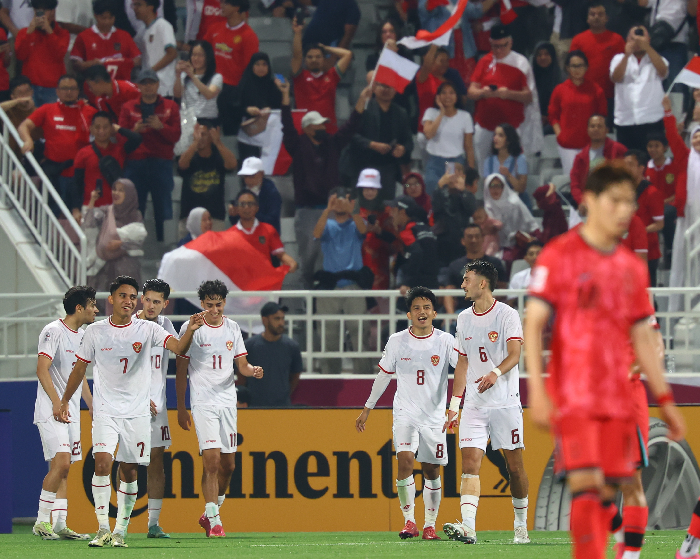 26일(한국시간) 카타르 도하 압둘라 빈 칼리파 스타디움에서 열린 2024 아시아축구연맹(AFC) U23 아시안컵 8강전 대한민국과 인도네시아의 경기에서 2-1로 앞서는 역전골을 넣은 인도네시아 선수들이 기뻐하고 있다. 2024.04.25 도하 뉴시스