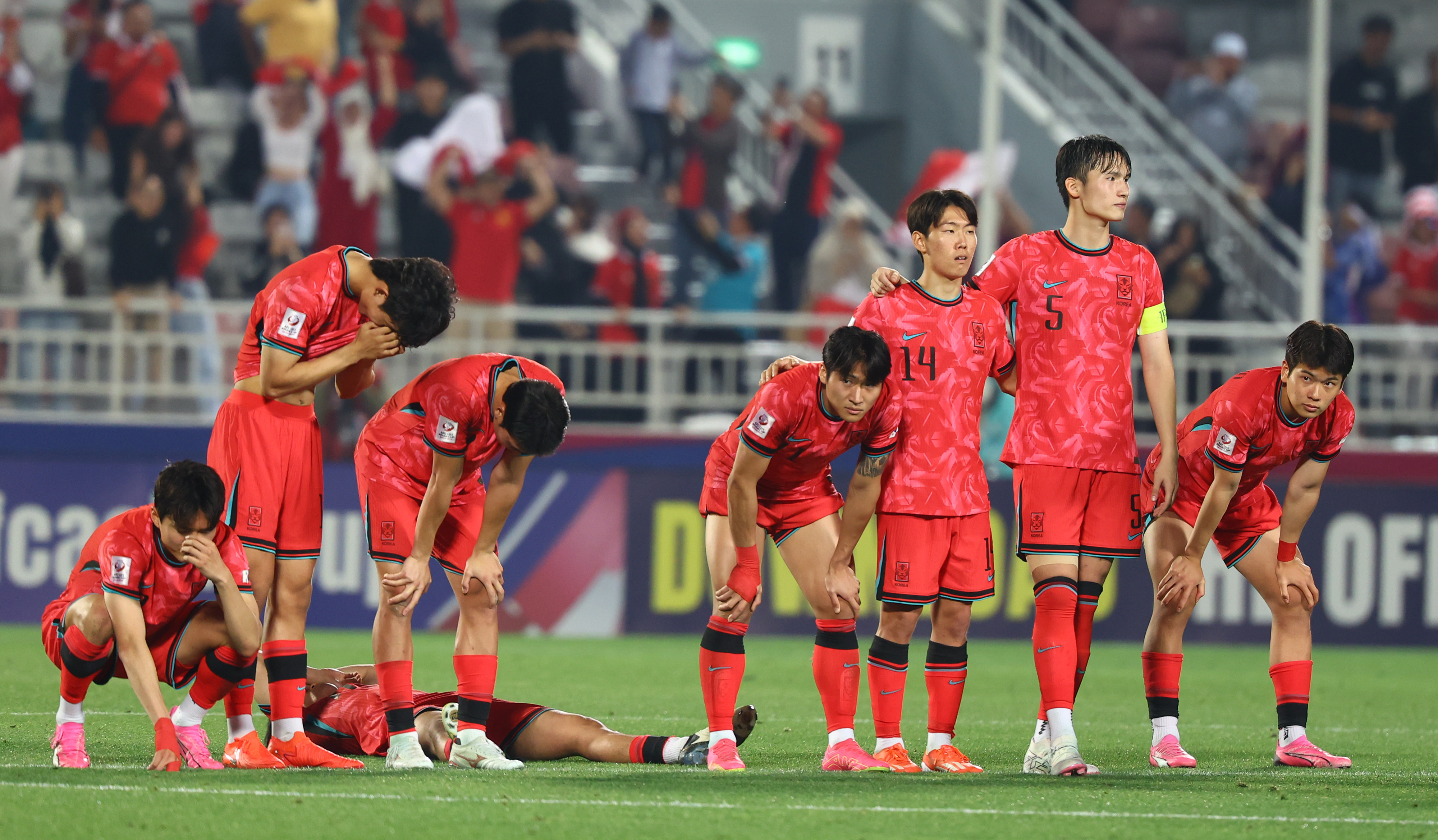26일(현지시간) 카타르 도하 압둘라 빈 칼리파 스타디움에서 열린 2024 아시아축구연맹(AFC) U-23 아시안컵 8강전 대한민국과 인도네시아의 경기, 승부차기에서 10대11로 패배하며 올림픽 본선 진출이 좌절된 한국 선수들이 아쉬워하고 있다. 2024.04.25 도하 뉴시스