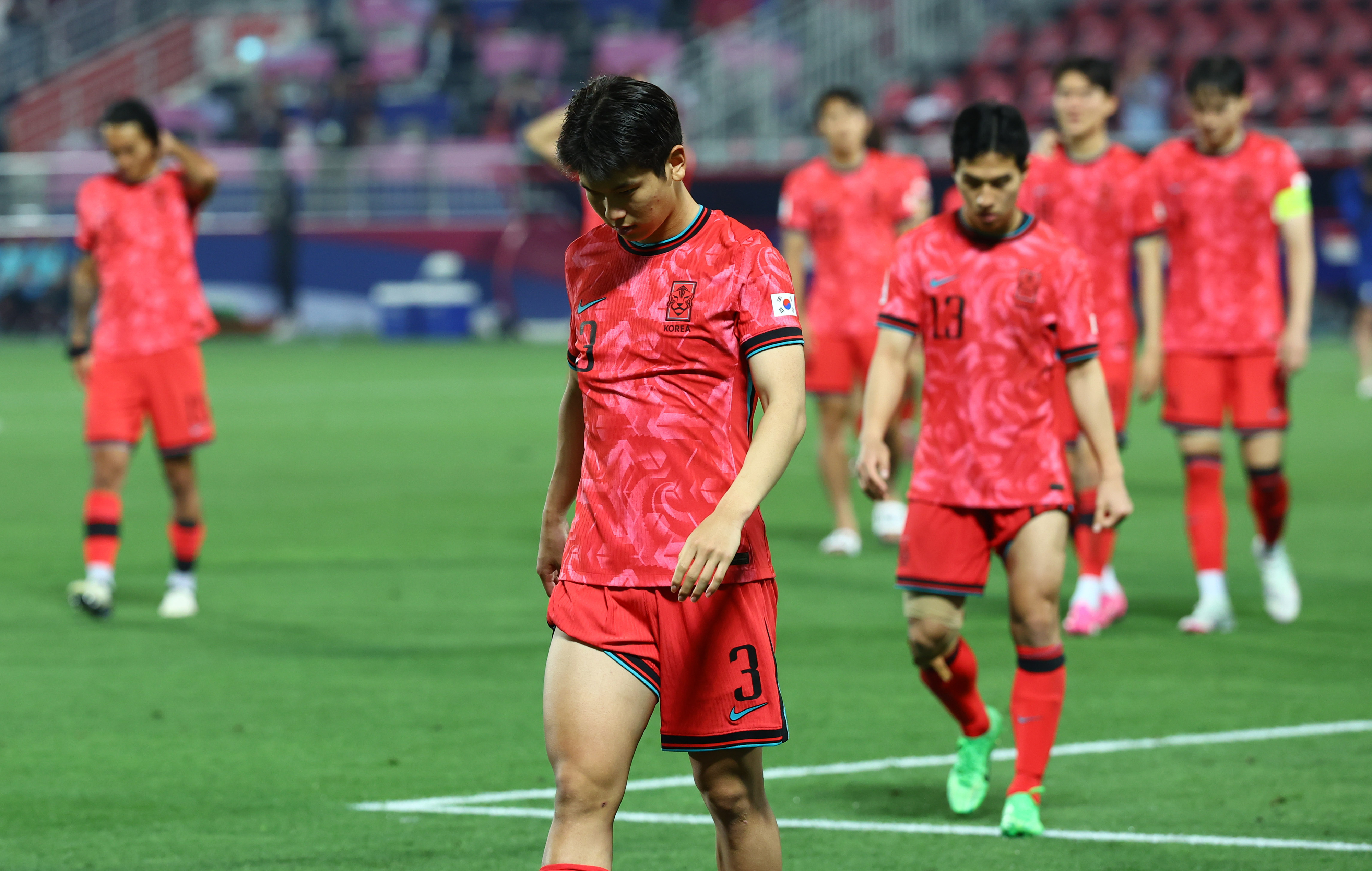26일(현지시간) 카타르 도하 압둘라 빈 칼리파 스타디움에서 열린 2024 아시아축구연맹(AFC) U23 아시안컵 8강전 대한민국과 인도네시아의 경기에서 승부차기 끝에 패한 한국 선수들이 아쉬운 표정으로 퇴장하고 있다. 2024.04.25 도하 뉴시스