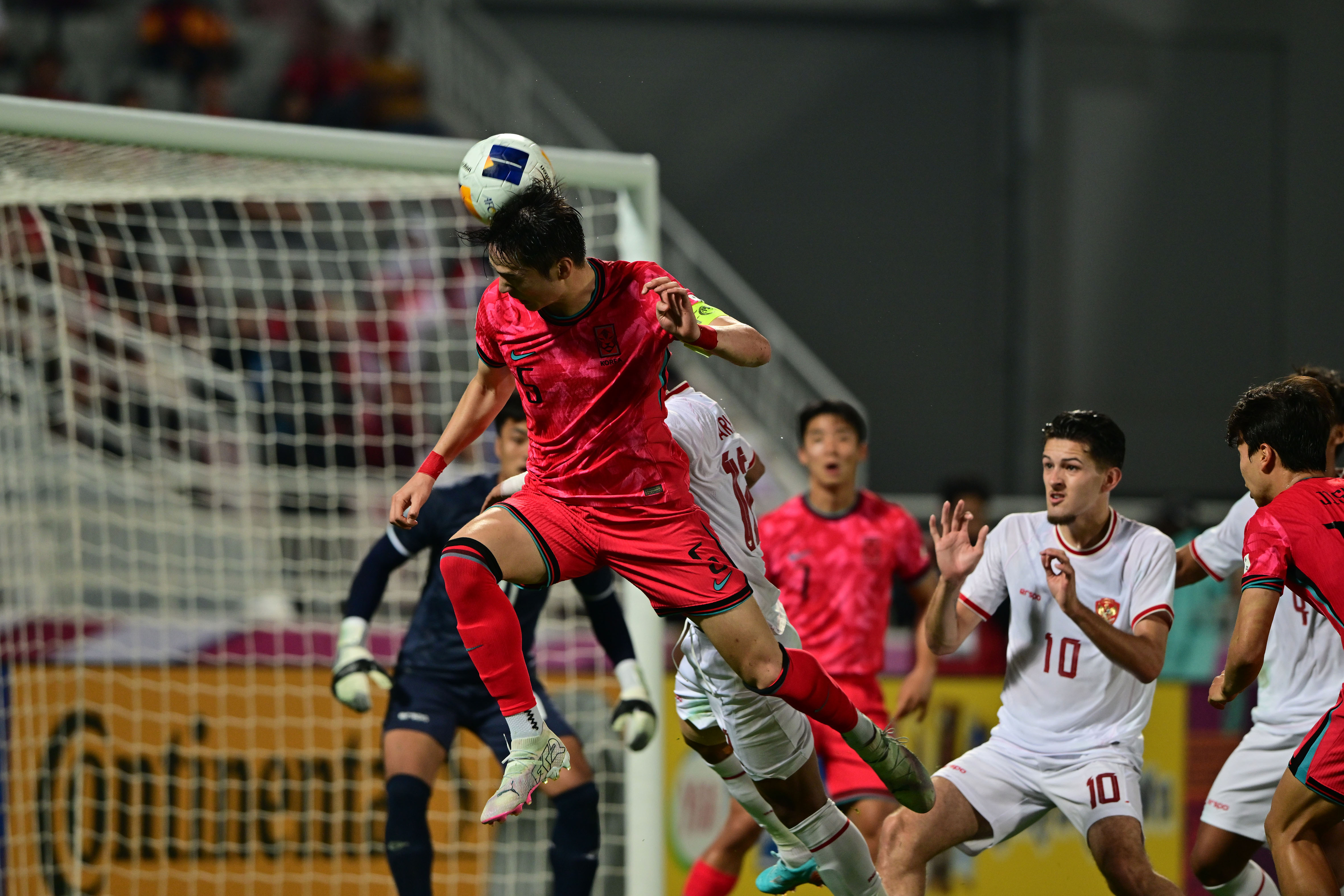 한국 남자축구 23세 이하 국가대표팀 주장 변준수가 26일(한국시간) 카타르 도하의 압둘라 빈 칼리파 경기장에서 열린 2024 아시아축구연맹(AFC) U23 아시안컵 8강전 인도네시아와의 경기에서 머리에 공을 맞추고 있다. 대한축구협회 제공