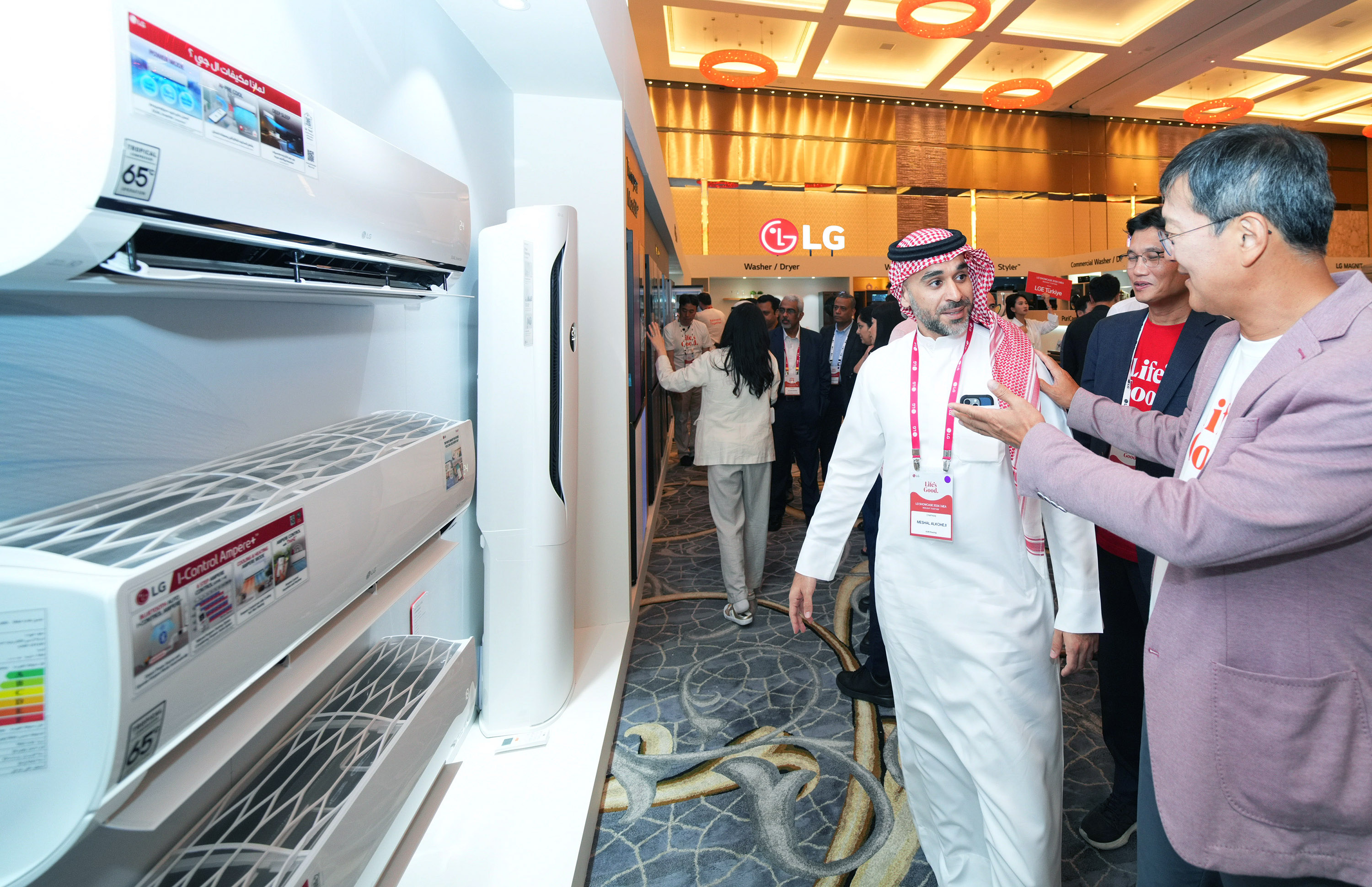 이일환(오른쪽) LG전자 중동·아프리카지역대표가 아랍에미리트(UAE) 아부다비에서 열린 ‘LG 쇼케이스 2024’에 참석한 현지 거래처 관계자와 만나 LG전자의 에어 솔루션을 소개하고 있다. LG전자 제공