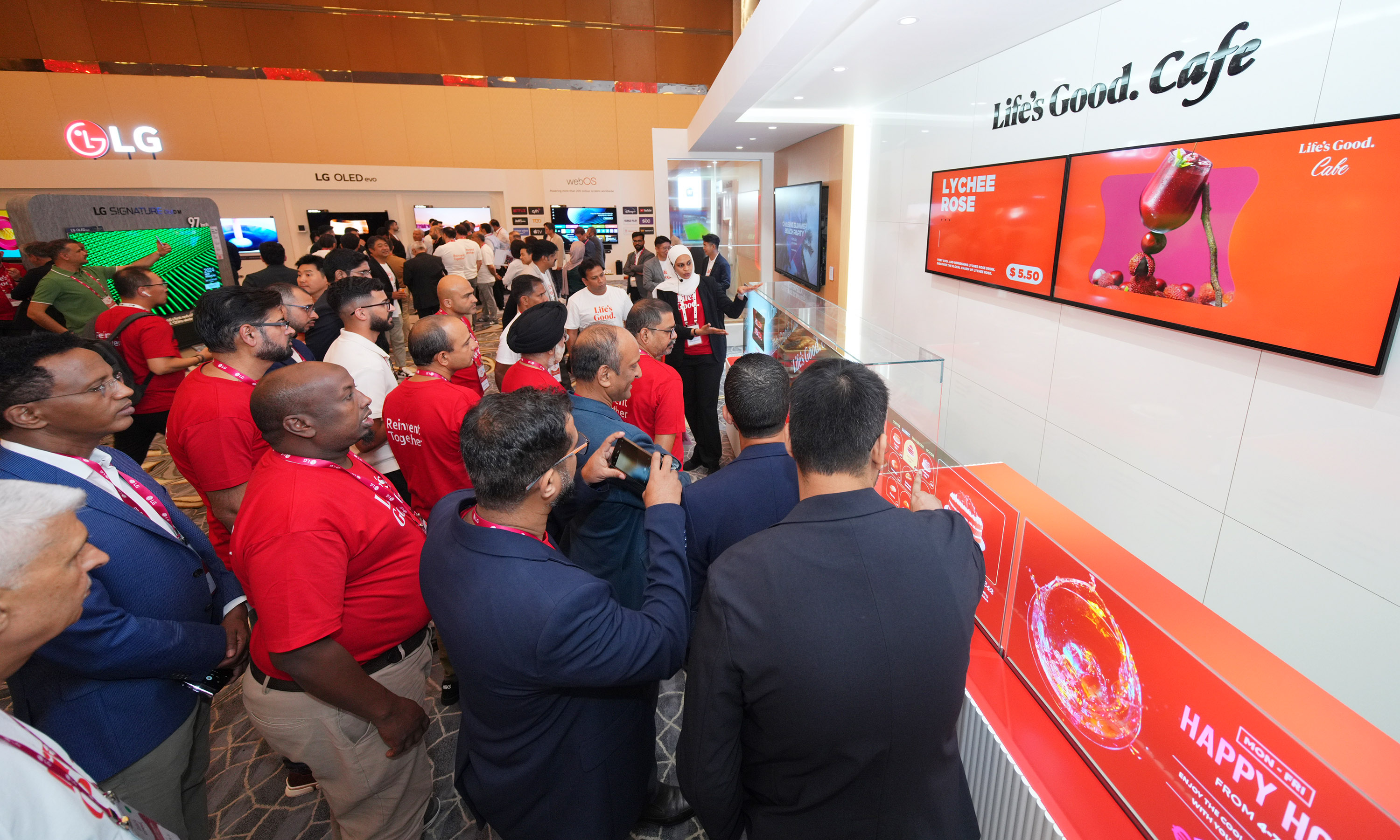 아랍에미리트(UAE) 아부다비에서 열린 ‘LG 쇼케이스 2024’에 방문한 참가자들이 LG전자가 마련한 ‘Life’s Good 카페‘ 전시존을 둘러보고 있다. LG전자 제공