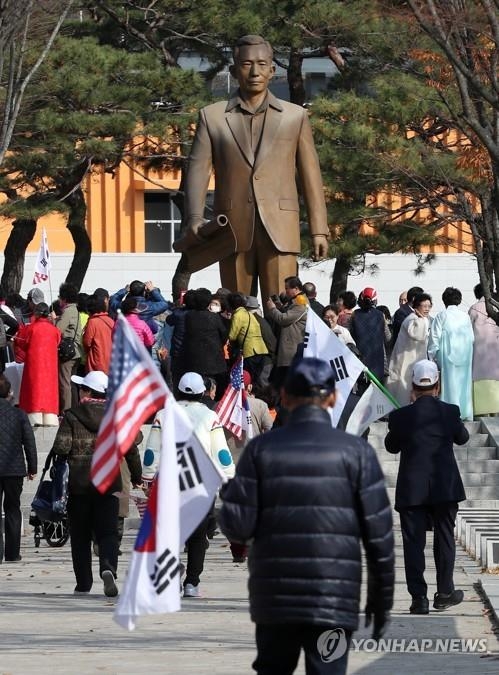 구미 박정희 전 대통령 동상. 연합뉴스