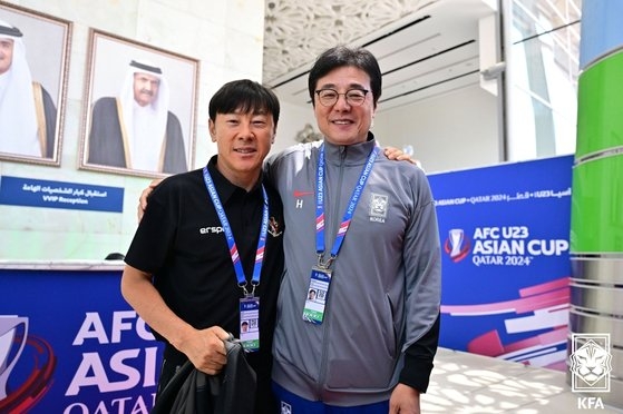 신태용 감독(왼쪽)은 절친한 선배 황선홍 감독과의 맞대결에서 승리한 것에 대해 “행복하지만 처참한 기분”이라고 심경을 밝혔다. 사진 대한축구협회