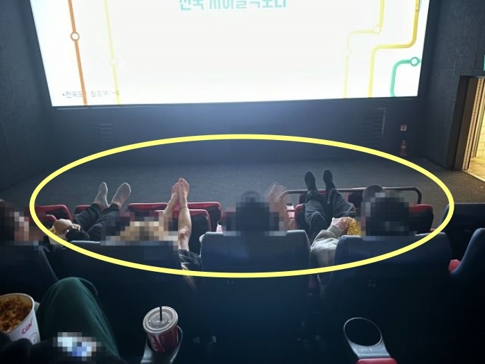 많은 사람이 이용하는 영화관에서 민폐 행위를 한 일부 관객들이 눈살을 찌푸리게 했다.  SNS 캡처