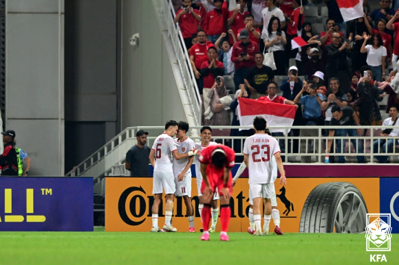 26일(한국시간) 카타르 도하 압둘라 빈 칼리파 스타디움에서 열린 AFC U-23 아시안컵 한국과 인도네시아의 8강전 경기. 인도네시아 선수들이 득점하자 한국 선수가 고개를 숙이고 있다. 2024.4.26  대한축구협회 제공