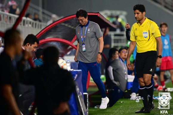 26일(한국시간) 카타르 도하 압둘라 빈 칼리파 스타디움에서 열린 2024 아시아축구연맹(AFC) 23세 이하(U-23) 아시안컵 8강 한국과 인도네시아의 경기에서 퇴장당한 황선홍 감독이 경기장을 나서고 있다. 한국은 인도네시아와 2대2로 승부를 가리지 못한 뒤 승부차기에서 10-11로 패했다. 1988년 서울 올림픽부터 매번 본선 무대에 올랐던 한국은 이번 패배로 10회 연속 본선 진출이 무산됐다. 2024.4.26  대한축구협회 제공