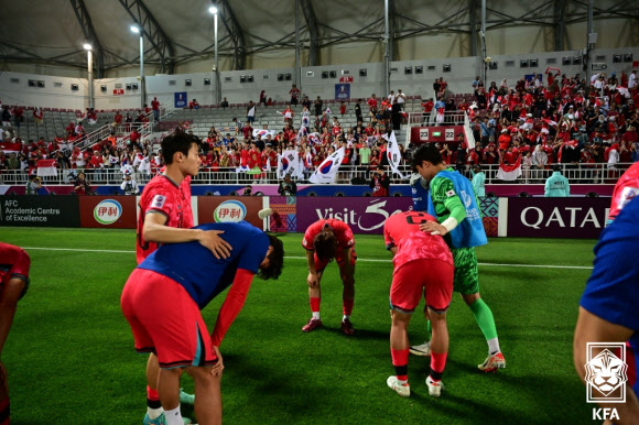 26일(한국시간) 카타르 도하 압둘라 빈 칼리파 스타디움에서 열린 2024 아시아축구연맹(AFC) 23세 이하(U-23) 아시안컵 8강 한국과 인도네시아의 경기에서 승부차기 끝에 인도네시아에 패한 선수들이 낙담하고 있다. 한국은 인도네시아와 2대2로 승부를 가리지 못한 뒤 승부차기에서 10-11로 패했다. 1988년 서울 올림픽부터 매번 본선 무대에 올랐던 한국은 이번 패배로 10회 연속 본선 진출이 무산됐다. 2024.4.26  대한축구협회 제공