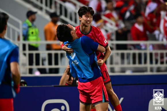 26일(한국시간) 카타르 도하 압둘라 빈 칼리파 스타디움에서 열린 AFC U-23 아시안컵 한국과 인도네시아의 8강전 경기. 한국 엄지성이 1대1 동점을 만든 뒤 기뻐하고 있다. 2024.4.26  대한축구협회 제공