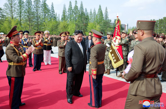 김정은 북한 국무위원장이 조선인민혁명군 창건 92주년이었던 지난 25일 김일성군사종합대학을 방문했다고 조선중앙통신이 26일 보도했다. 2024.4.26   평양 조선중앙통신·연합뉴스