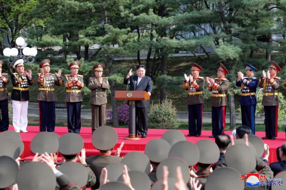 김정은 북한 국무위원장이 조선인민혁명군 창건 92주년이었던 지난 25일 김일성군사종합대학을 방문했다고 조선중앙통신이 26일 보도했다. 2024.4.26  평양 조선중앙통신·연합뉴스