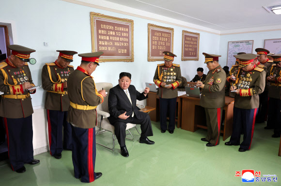 김정은 북한 국무위원장이 조선인민혁명군 창건 92주년이었던 지난 25일 김일성군사종합대학을 방문했다고 조선중앙통신이 26일 보도했다. 2024.4.26  평양 조선중앙통신·연합뉴스