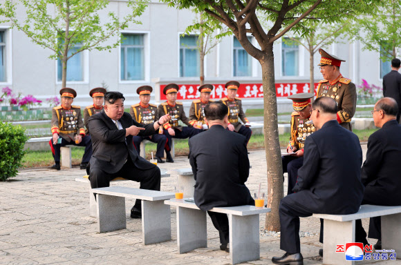 김정은 북한 국무위원장이 조선인민혁명군 창건 92주년이었던 지난 25일 김일성군사종합대학을 방문했다고 조선중앙통신이 26일 보도했다. 2024.4.26  평양 조선중앙통신·연합뉴스