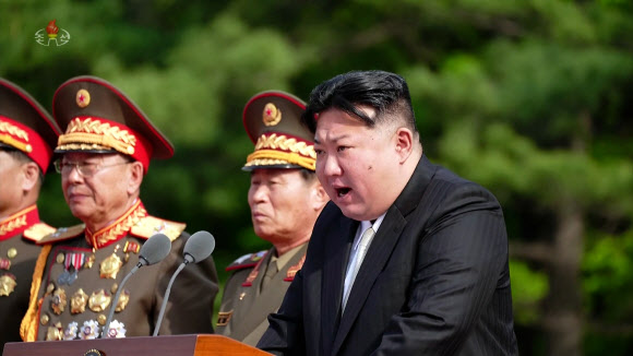 김정은 북한 국무위원장이 조선인민혁명군창건 92주년을 맞아 지난 25일 김일성군사종합대학을 축하방문했다고 조선중앙TV가 26일 보도했다. 김 위원장이 대학 축하방문을 기념해 연설하고 있다.  2024.4.26  조선중앙TV 화면·연합뉴스