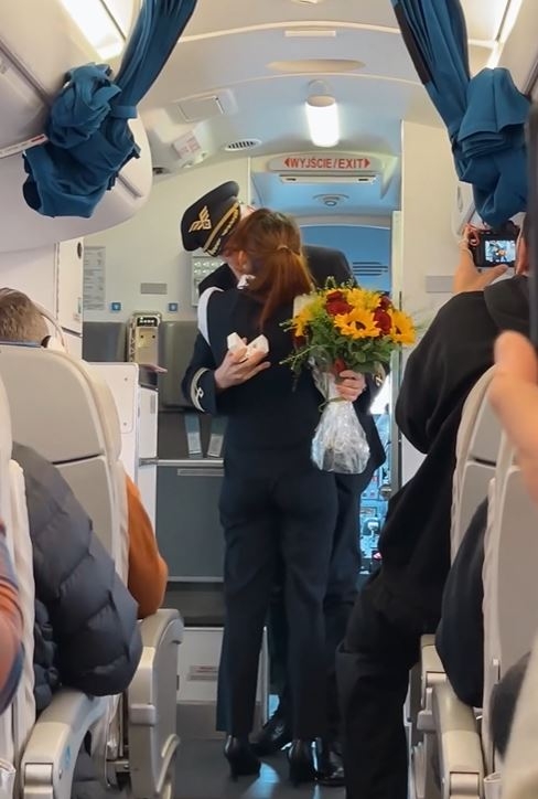 LOT 폴란드 항공 조종사 콘라드 한크가 연인이자 승무원인 파울라에게 청혼한 뒤 입 맞추고 있다. LOT 폴란드 항공 유튜브 캡처