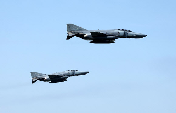 비행하는 F-4E 팬텀