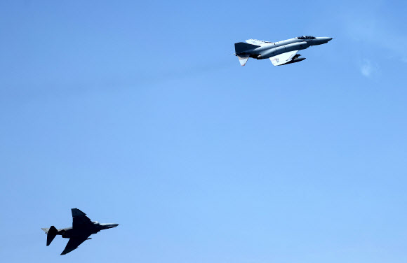비행하는 F-4E 팬텀