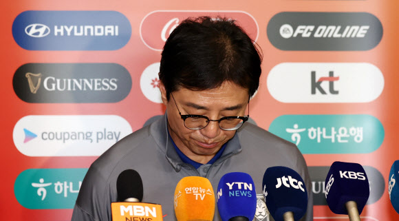 고개 숙인 황선홍 감독