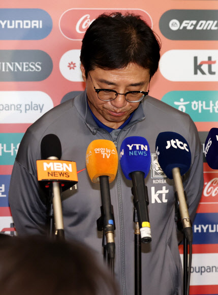 고개 숙인 황선홍 감독