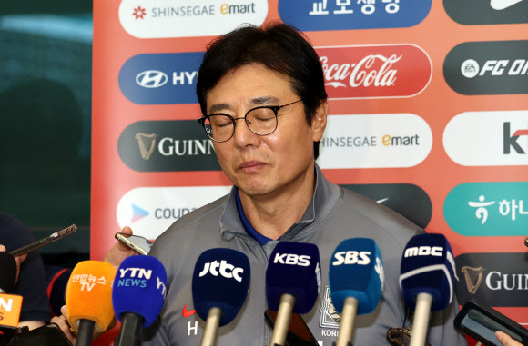 어두운 표정의 황선홍 U-23 축구대표팀 감독