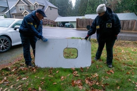 미국 국가교통안전위원회(NTSB) 조사관들이 지난 1월 8일(현지시각) 오리건주 포틀랜드 주택가에서 발견된 알래스카 항공 1282편 보잉 737 맥스 9의 도어 플러그를 살펴보고 있다. 로이터 연합뉴스