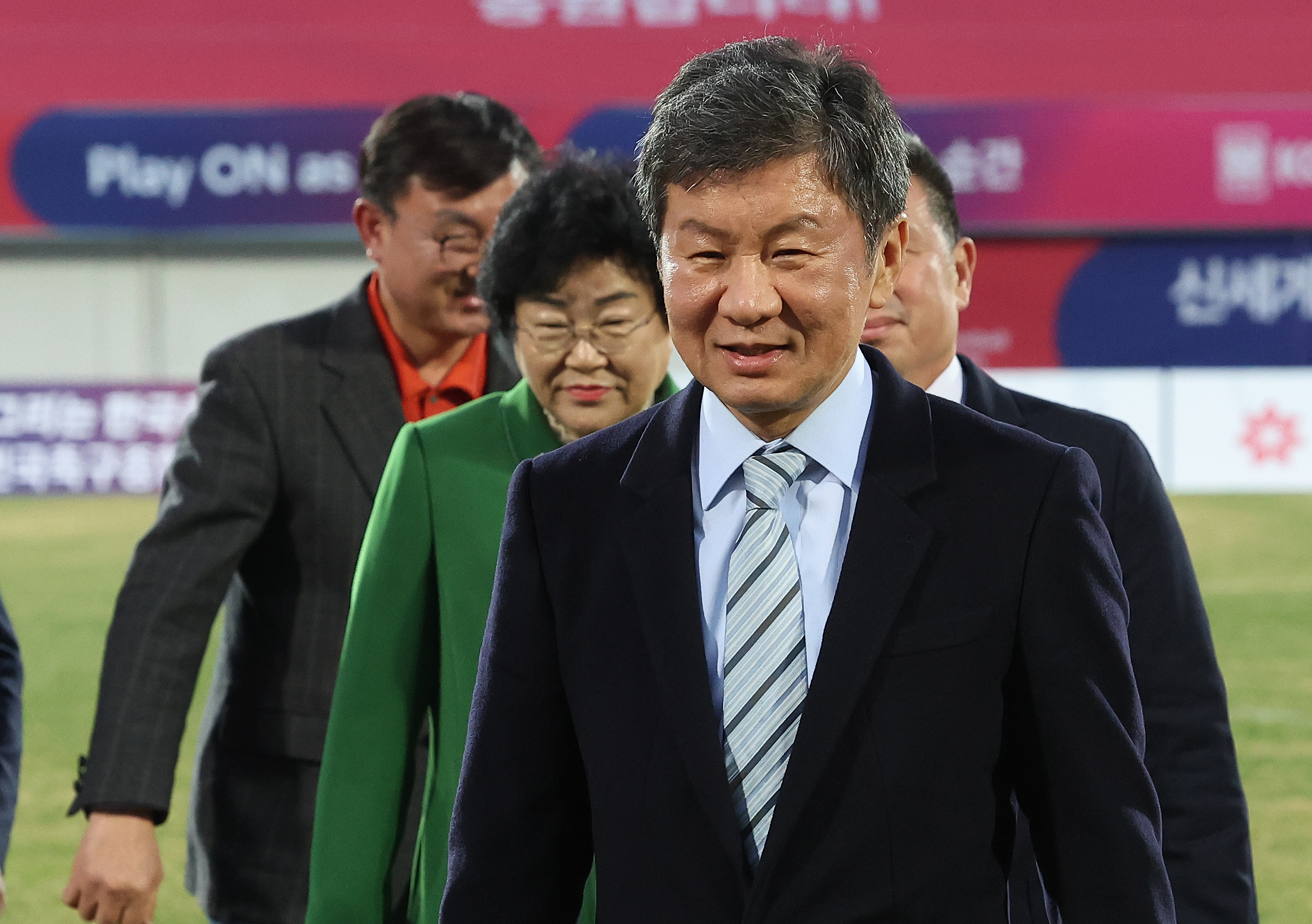 Korea Football Association President Chung Mong-gyu, who is equally responsible as the head of the Korean football world, visited the women's football evaluation match held in Icheon on the 5th.  yunhap news