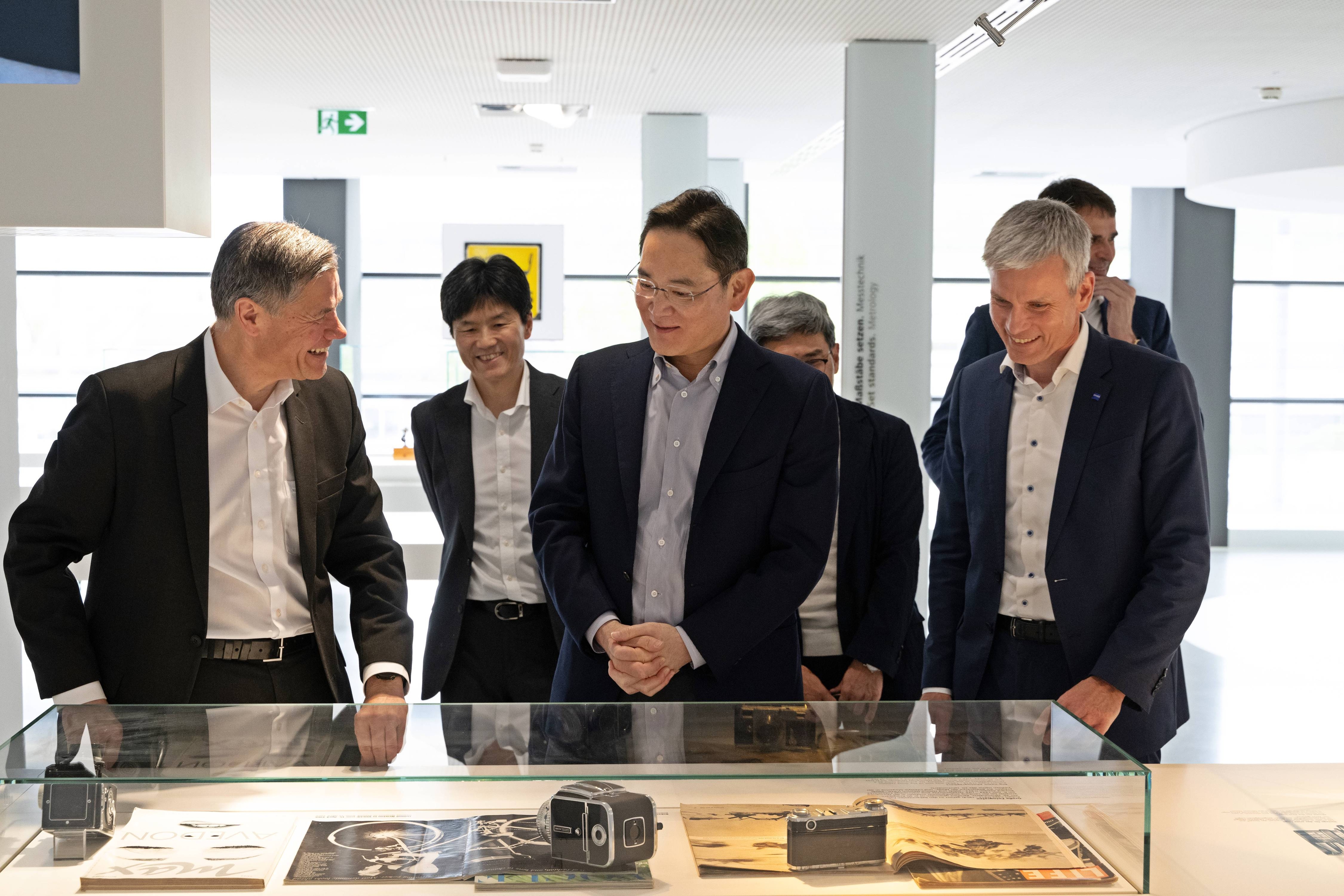 이재용(가운데) 삼성전자 회장이 지난 26일(현지시간) 독일 오버코헨의 글로벌 광학 기업 자이스 본사를 방문해 칼 람프레히트(왼쪽) 자이스그룹 최고경영자(CEO)로부터 제품 설명을 듣고 있다. 삼성전자 제공
