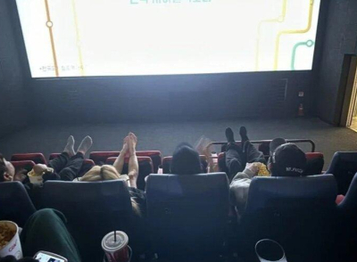 부산 CGV에서 영화를 관람하는 관람객 4명이 좌석 앞에 발을 올리고 있다. 온라인 커뮤니티 갈무리