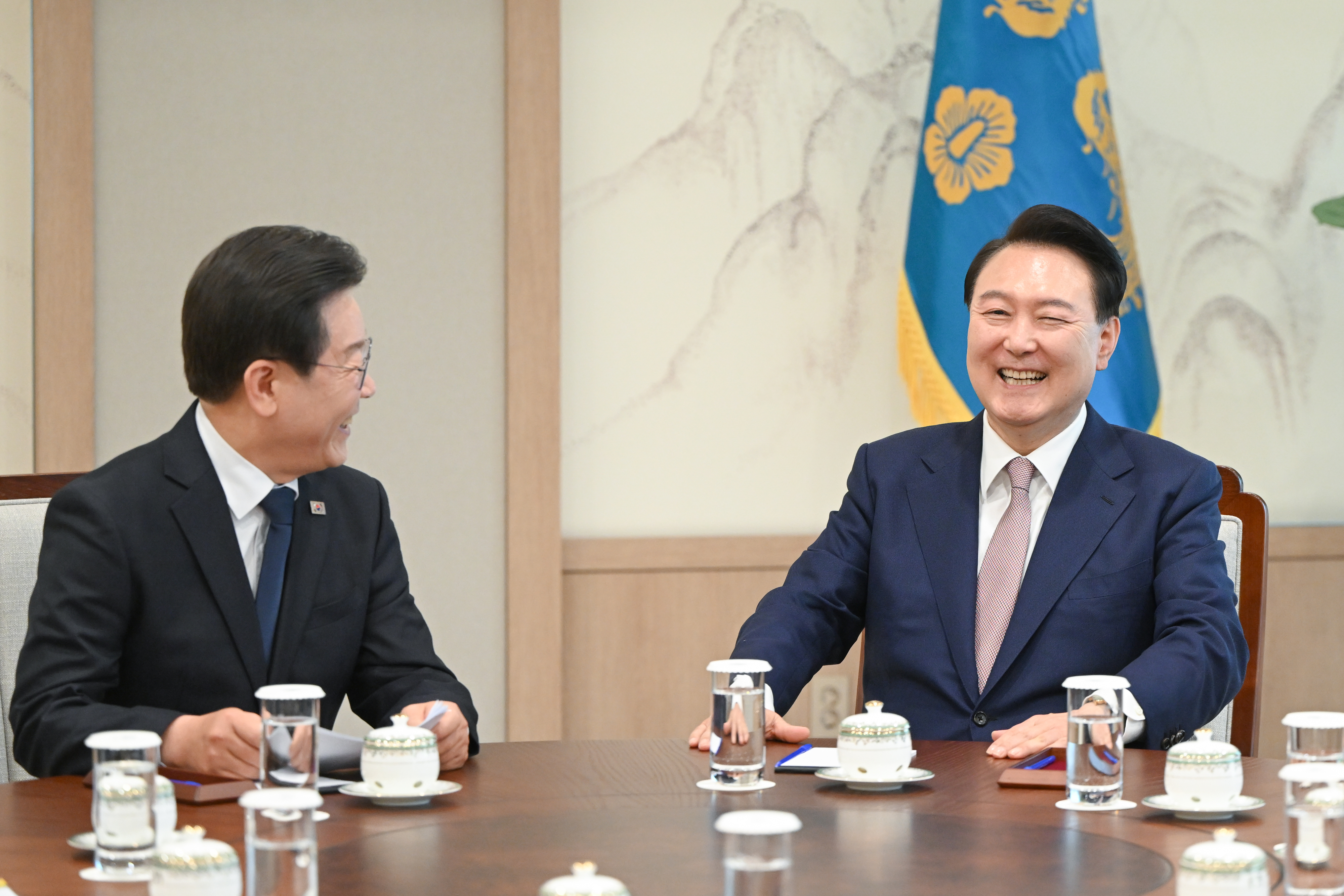 윤석열 대통령과 더불어민주당 이재명 대표가 29일 서울 용산 대통령실 집무실에서 영수회담을 하고 있다. 2024.4.29 대통령실 제공