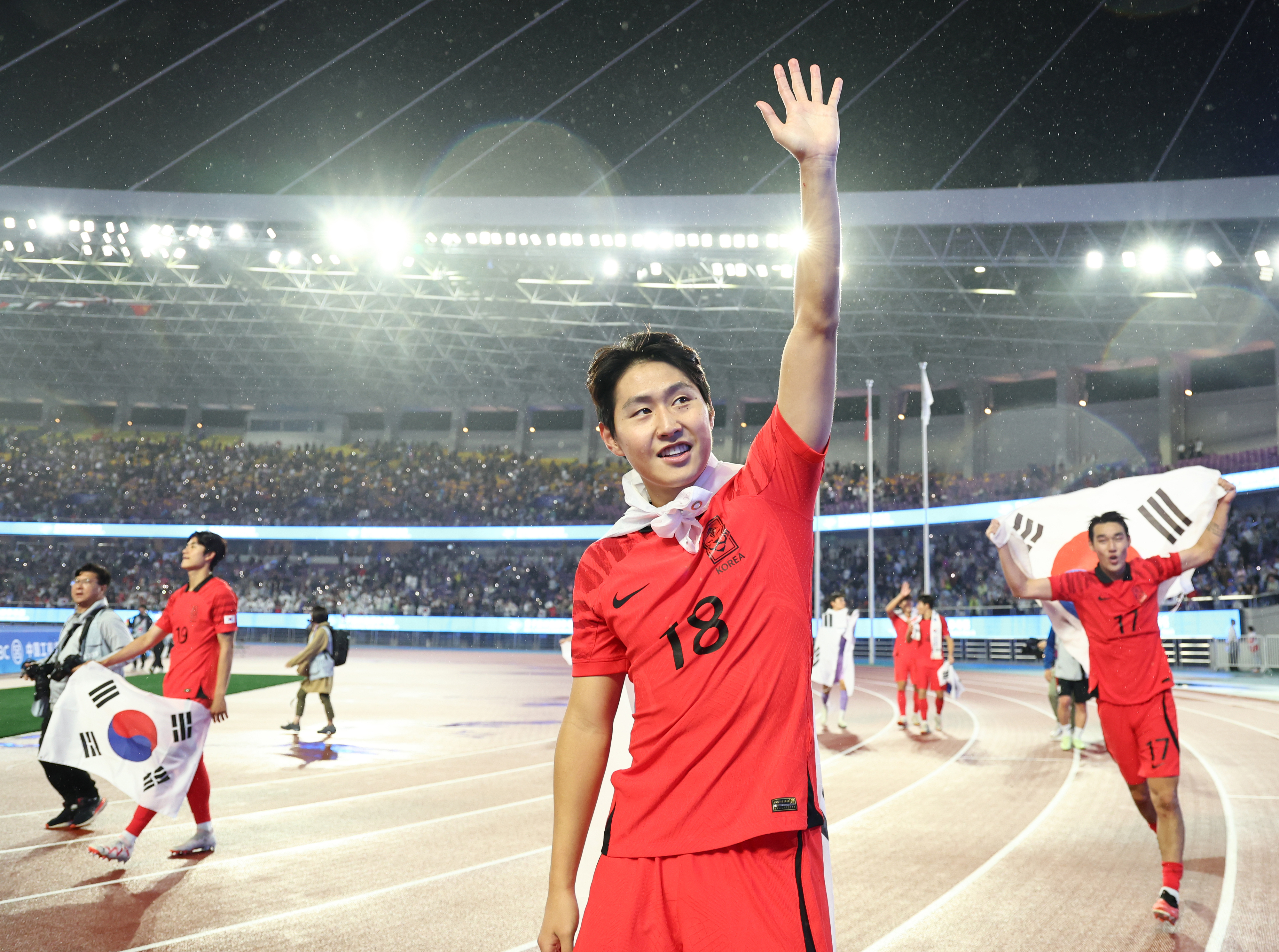 한국 남자축구 국가대표 이강인이 지난해 10월 7일 중국 항저우 황룽 스포츠센터 경기장에서 열린 2022 항저우아시안게임 일본과의 결승전에서 2-1로 승리하고 관중들에게 손을 흔들며 기쁨을 나누고 있다. 항저우 연합뉴스