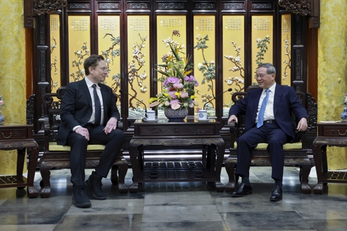 중국을 깜짝 방문한 일론 머스크(왼쪽) 테슬라 최고경영자(CEO)가 28일 베이징 댜오위타이 영빈관에서 리창 중국 총리와 대화하고 있다. 베이징 AP·신화 연합뉴스