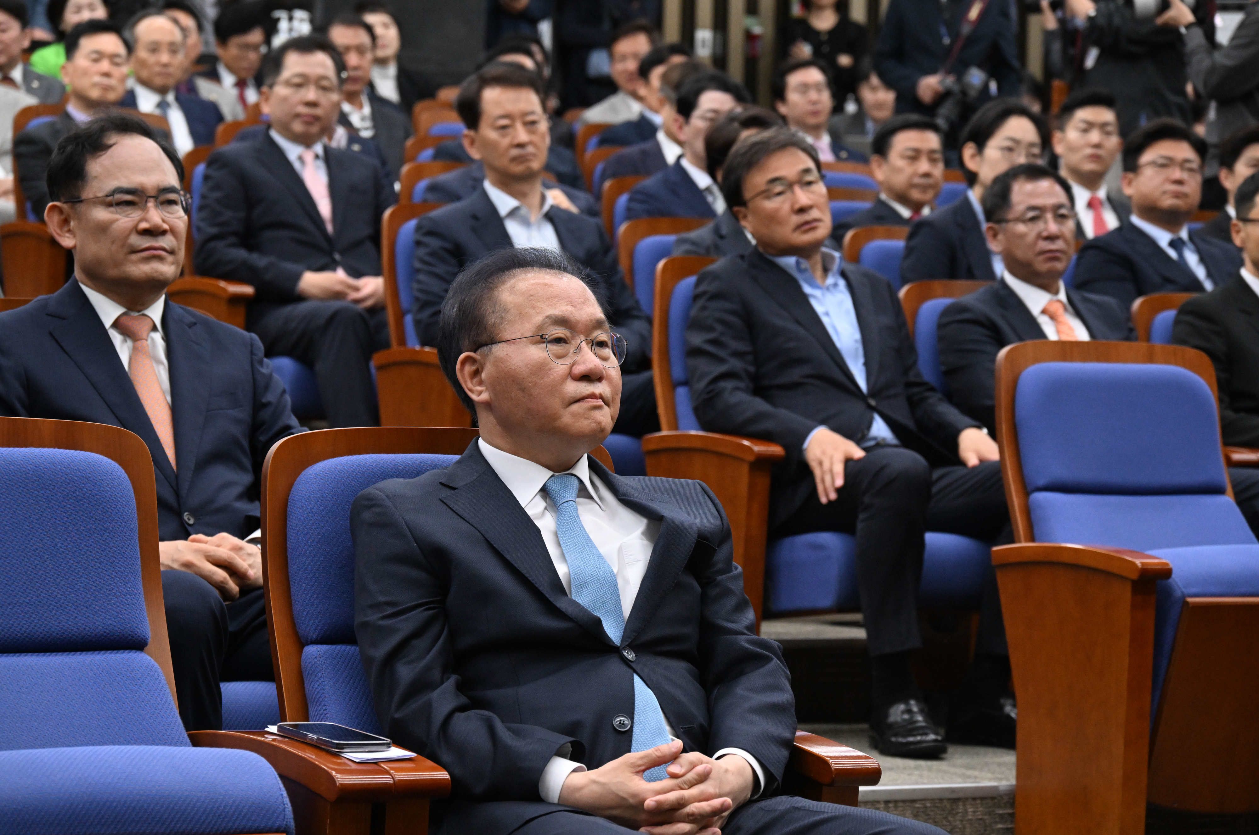 윤재옥(앞줄 가운데) 국민의힘 원내대표 겸 당대표 권한대행이 29일 국회에서 열린 제22대 국회 당선자 총회에서 참석자 발언을 듣고 있다. 윤 권한대행은 이날 회의에서 새 비상대책위원장으로 15~19대 의원을 지냈던 황우여 상임고문을 지명했다. 안주영 전문기자