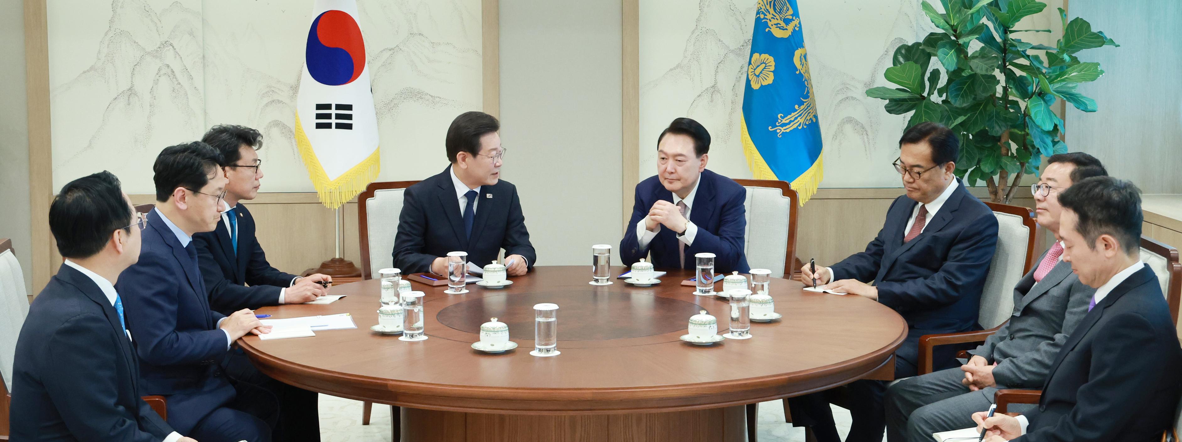 윤석열 대통령이 29일 서울 용산구 대통령실 청사에서 이재명 더불어민주당 대표와 회담을 하고 있다. 오른쪽 첫 번째부터 이도운 홍보수석, 홍철호 정무수석, 정진석 비서실장, 윤 대통령, 이 대표, 진성준 정책위의장, 천준호 당대표 비서실장, 박성준 수석대변인.  뉴시스